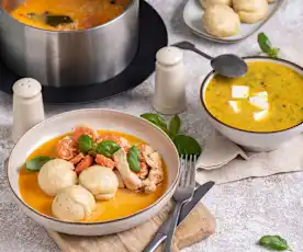 Zupa z cukinią i koperkiem; Gulasz z indyka z maślankowymi knedlami