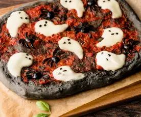 Czarna pizza z duchami