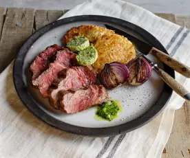 Steaks mit Würzbutter, Erdäpfelrösti und Zwiebeln