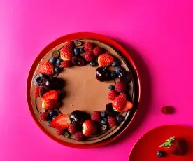 Tarta de chocolate con leche y frutos rojos