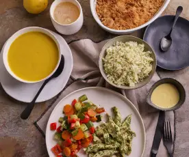 Warzywna zupa krem; Warzywa z kurczakiem, ryżem i sosem musztardowym; Lemoniada; Jabłka pod kruszonką