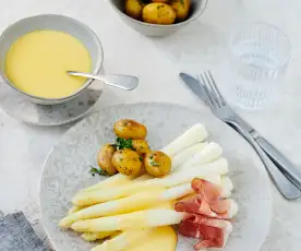 Espárragos blancos frescos con patatas y salsa holandesa