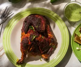 Pollo asado al estilo peruano con salsa verde y ensalada de aguacate