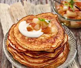 Pfannkuchen mit Birne und Vanillejoghurt