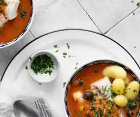 Treska v páře s italskou rajčatovou omáčkou a dušenými bramborami