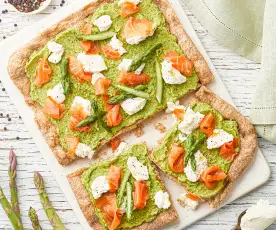 Pizza integrale con crema di asparagi, mascarpone e salmone affumicato