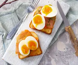 Uova barzotte su pan brioche con salmone affumicato
