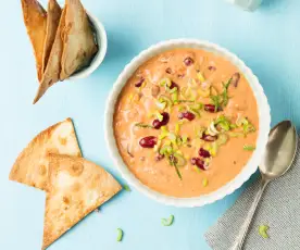 Cremige Kidneybohnen-Kokos-Suppe mit Tortilla-Chips