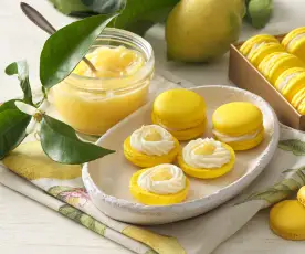 Macarons de limão com curd de limão e ganache de iogurte