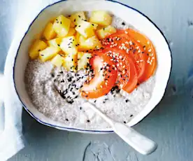 Pudding de chia au lait de coco, kaki et ananas