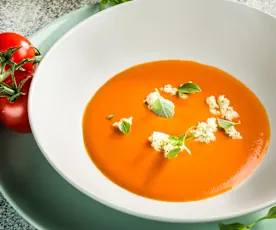 Paradeiser-Rotwein- Suppe mit Mozzarella
