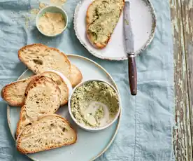 Bruschetta de tahini e salsa com parmesão vegan
