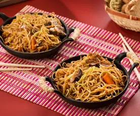 Fideos salteados con setas y verduras (Chow mein vegetariano) - China
