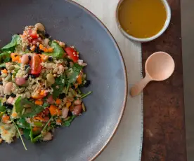 Salada de quinoa e feijão com molho de curcuma