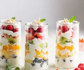 Parfait allo yoghurt e frutta arcobaleno