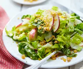 Listový salát s jablky a čedarem