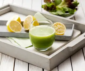 Erfrischender Salat-Früchte-Juice