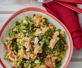 Zalm, quinoa, feta en salade van gemengde groenten