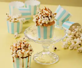 Cupcaky s popcornem a slaným karamelem