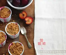 Crumble de ameixa e avelã