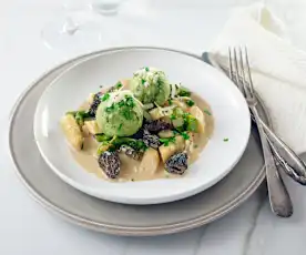 Spinatknödel auf Spargel-Morchel-Ragout