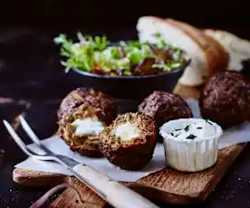 Lammfrikadellen mit Datteln und Feta