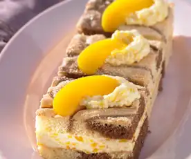 Plakje marmercake met perzikvulling