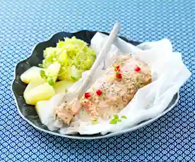 Salmone al cartoccio con salsa al melograno, fonduta di porri e patate al vapore