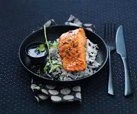 Salmone marinato alla salsa di soia, miele e sesamo