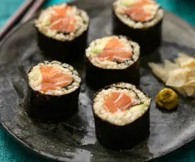 Sushi z kaszy bulgur z łososiem