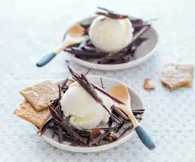 Glace à la fève tonka et copeaux de chocolat