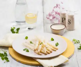 Białe szparagi z jogurtowym sosem à la holenderskim