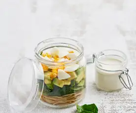 Salada em frasco de massa integral e molho de caju