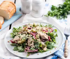 Sałatka z wędzonym pstrągiem i pesto z oscypkiem