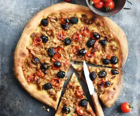 Pizza au thon, aux olives et aux tomates