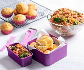 Sałatka z quinoa i muffiny kukurydziane z boczkiem