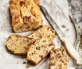 Cake au roquefort, à la poire et aux noix