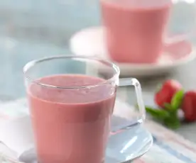 Różowy koktajl z mlekiem kokosowym