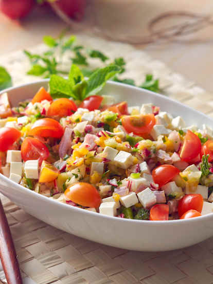 Ensalada de pepinos, rabanitos y pimientos