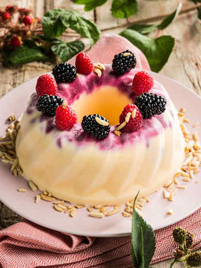 Eisgugelhupf mit Beerensauce