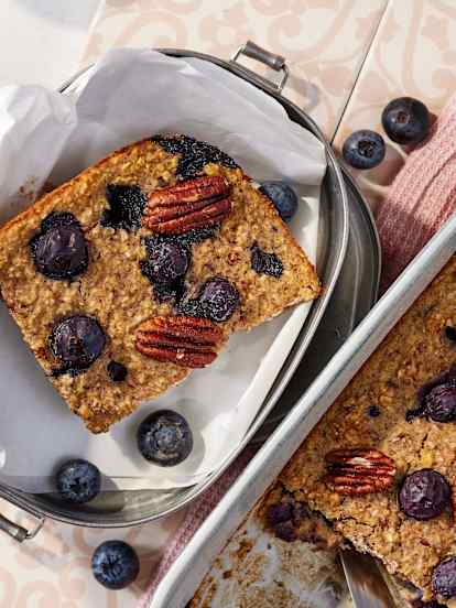 Pieczona owsianka z borówkami i orzechami