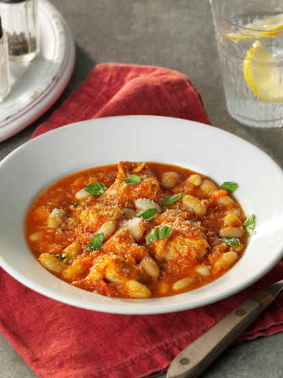 Guisado de frango com feijão-branco e manjericão
