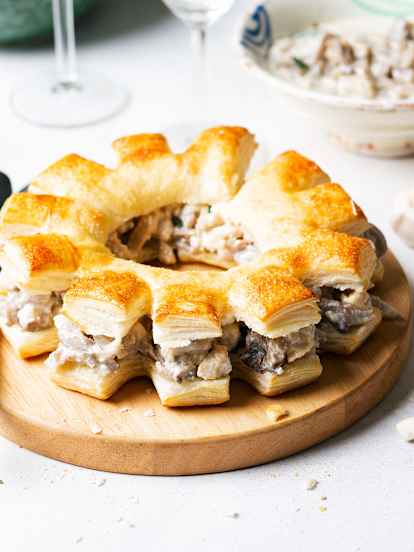 Cremona de hojaldre rellena de setas, pollo y queso de cabra