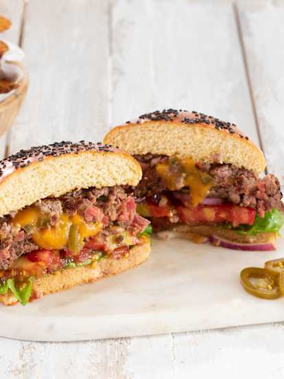 Hamburguesa de ternera rellena de jalapeños y cheddar