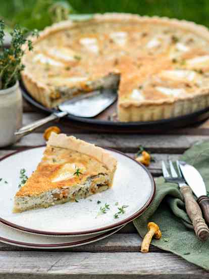 Tarta z kurkami, porem i serem camembert