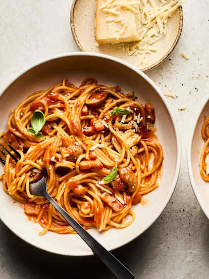 Espaguetis con tomate y champiñones