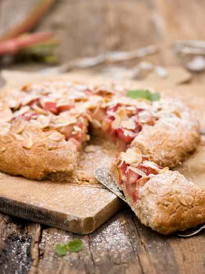 Orkiszowa galette z rabarbarem