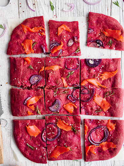 Schiacciata con salmone affumicato e bacche di goji
