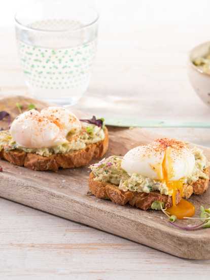 Tostas de alcachofas con huevo mollet