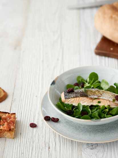 Lachsforelle auf Salatbett mit Orangendressing